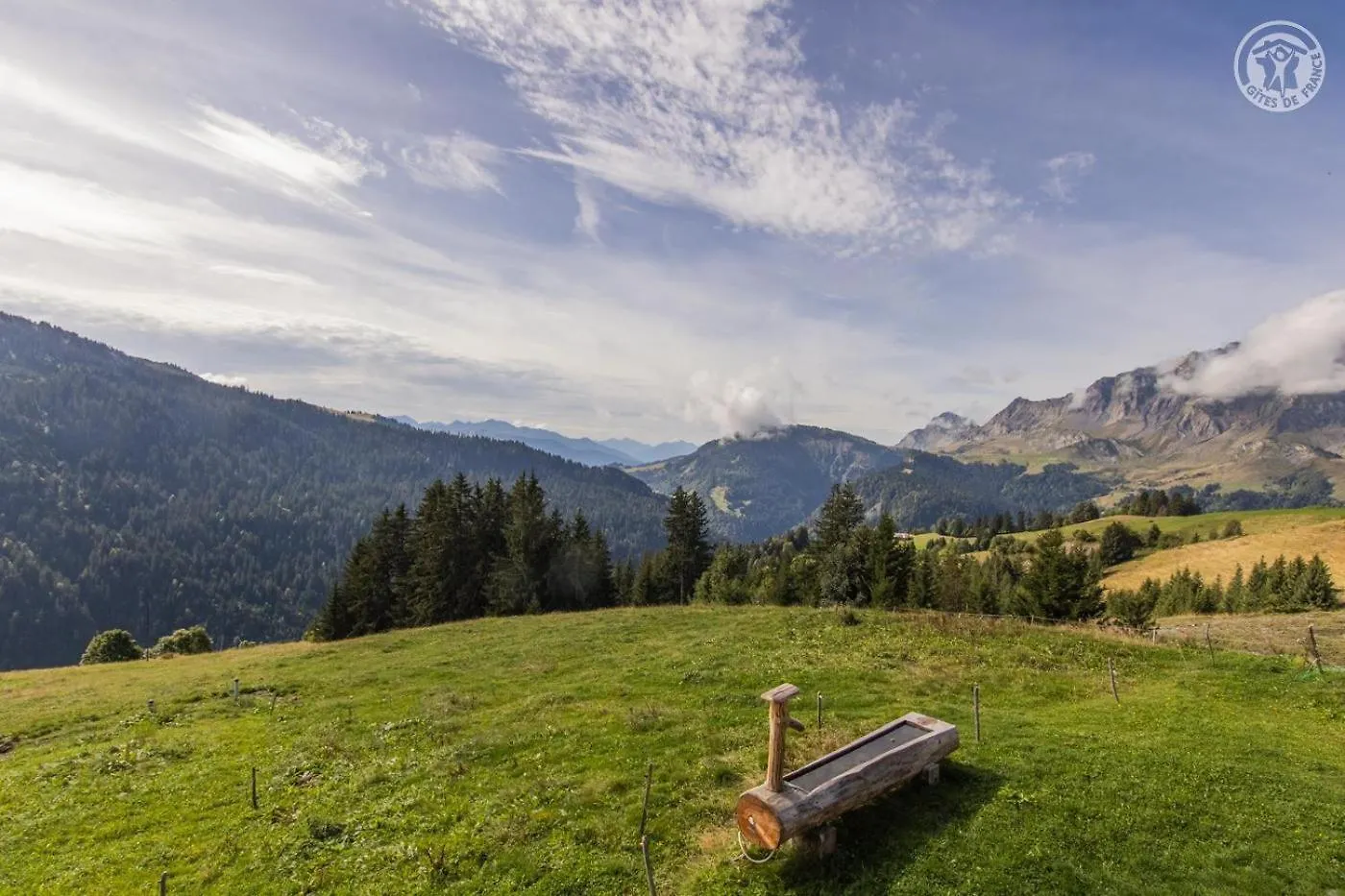 Le Megevan-Dans Les Alpages La Giettaz Bed & Breakfast